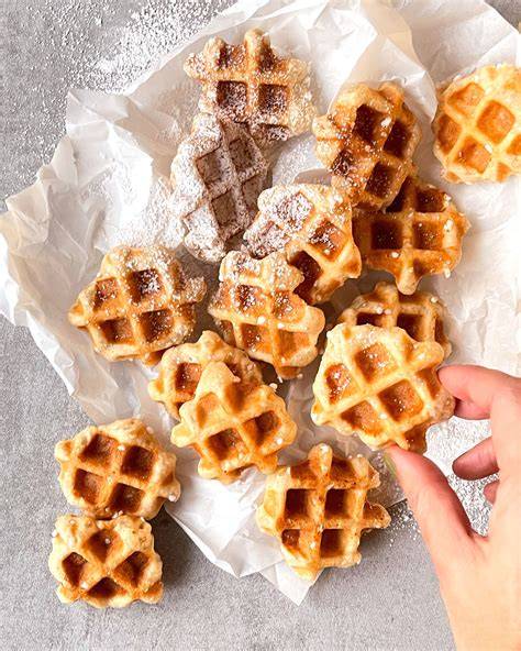 Gefrorene Waffeln in Gefrierbehältern mit Backpapier