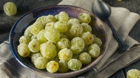 Gefrorene und gelagerte Rohkostpralinen in Glasdöschen