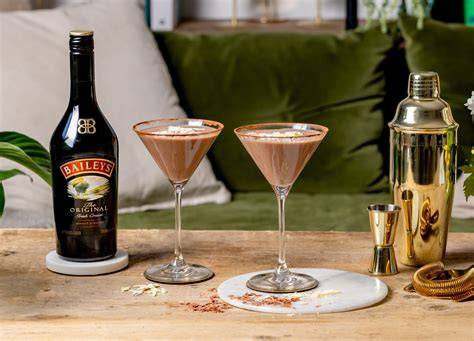 Gefrorener Baileys Hot Chocolate Martini im Cocktailglas