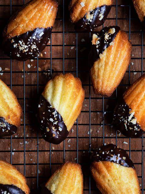 Gegenüberstellung: Helle Marzipan-Butterplätzchen pur und mit Schokoladenglasur