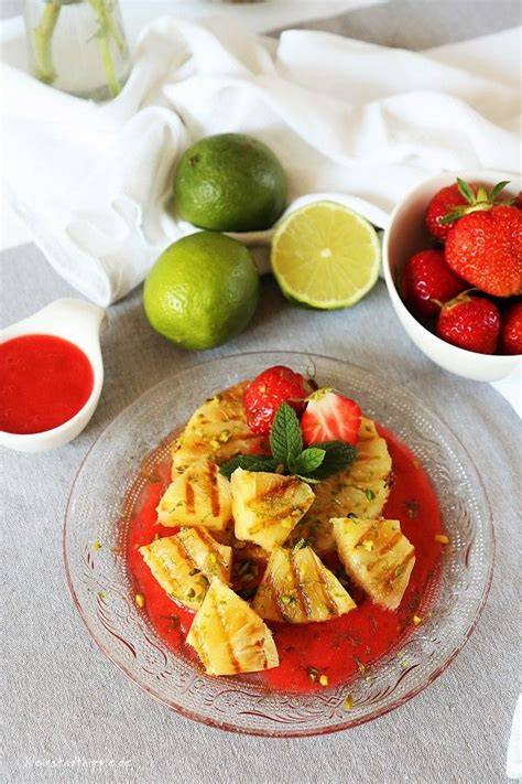 Gegrillte Ananas mit Erdbeerspiegel