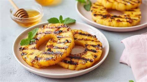 Gegrillte Ananas mit Kokosraspeln