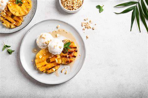 Gegrillte Ananas mit Vanilleeis am Lagerfeuer