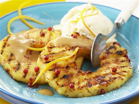 Gegrillte Ananasscheiben mit Grillstreifen und Kokosjoghurt