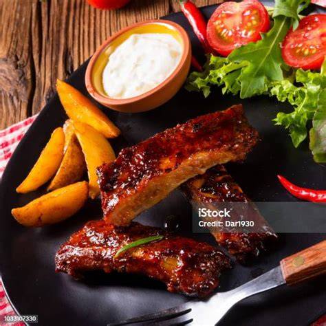 Gegrillte BBQ Spareribs auf Teller mit Dip