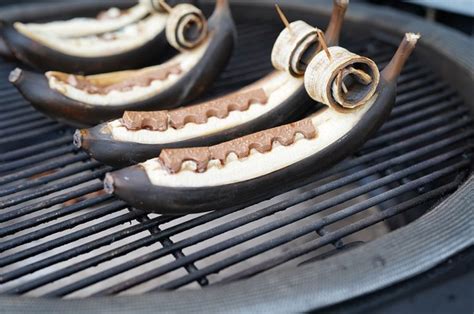 Gegrillte Bananen mit verschiedenen Toppings auf einem Grill