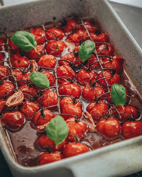 Gegrillte Cherrytomaten mit Knoblauch und Honig im Backofen