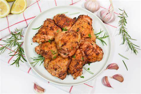 Gegrillte Hähnchenkeulen mit glänzender Gelee-Soja-Glasur