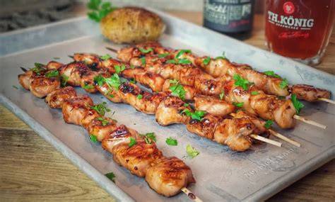 Gegrillte Honig-Chili Hähnchenspieße auf dem Grill