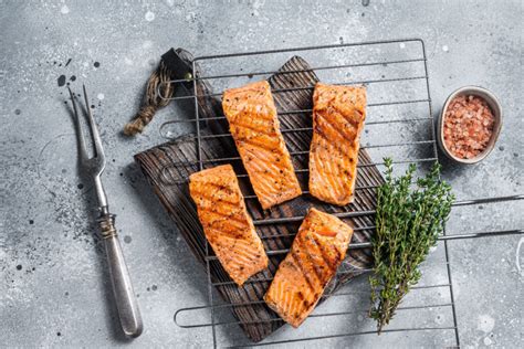 Gegrillte Lachsfilets auf Holzplanke