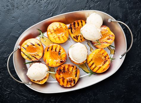 Gegrillte Melone mit Vanilleeis und karamellisierten Nüssen