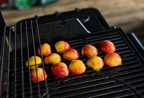 Gegrillte Pfirsiche auf dem Grillrost