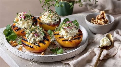 Gegrillte Pfirsiche mit Ziegenkäse