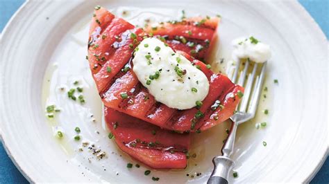 Gegrillte Wassermelone mit Vanilleeis und karamellisierten Nüssen