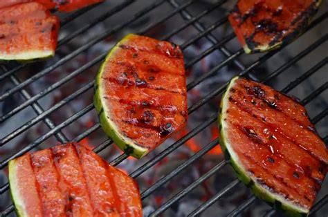 Gegrillte Wassermelonenscheiben auf dem Grillrost