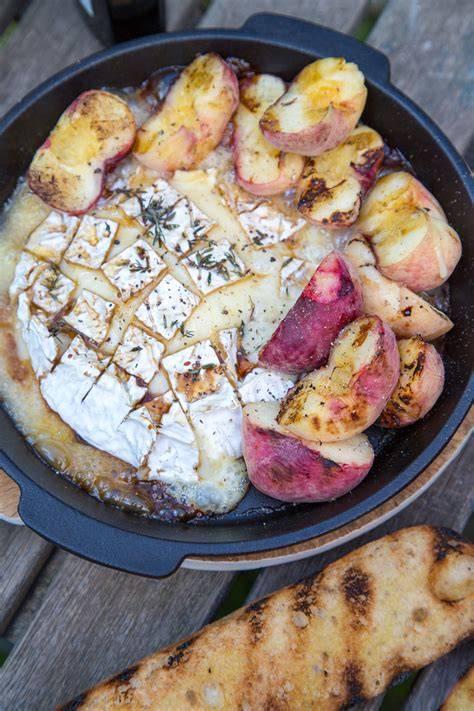 Gegrillter Camembert mit Pfirsichen und Honig auf dem Grill