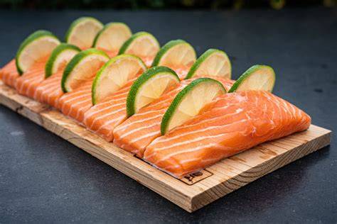 Gegrillter Lachs auf Zedernholzplanke mit karamellisierter Honig-Senf-Kruste