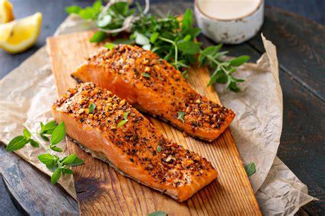 Gegrillter Lachs mit Honig-Senf Marinade auf Holzspießen