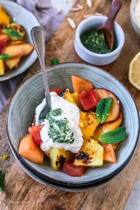 Gegrillter Obstsalat mit Mascarpone-Creme und Minzpesto