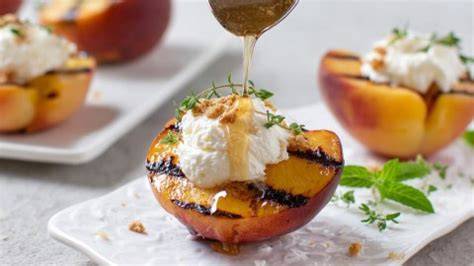 Gegrillter Pfirsich mit Zimt-Mascarpone und gerösteten Mandeln