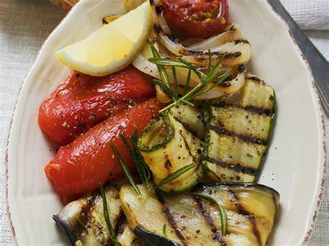 Gegrilltes Gemüse, Brot und Dip als Antipasti