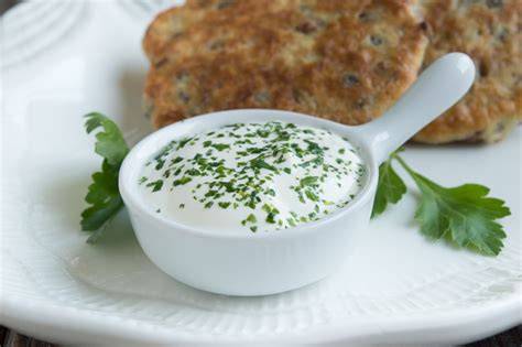 Gehackter Rosmarin, Knoblauch und Crème fraîche in Schüssel