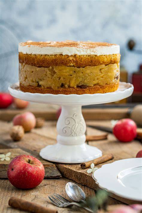 Gekühlte Apfel-Schmand-Torte auf Tortenplatte
