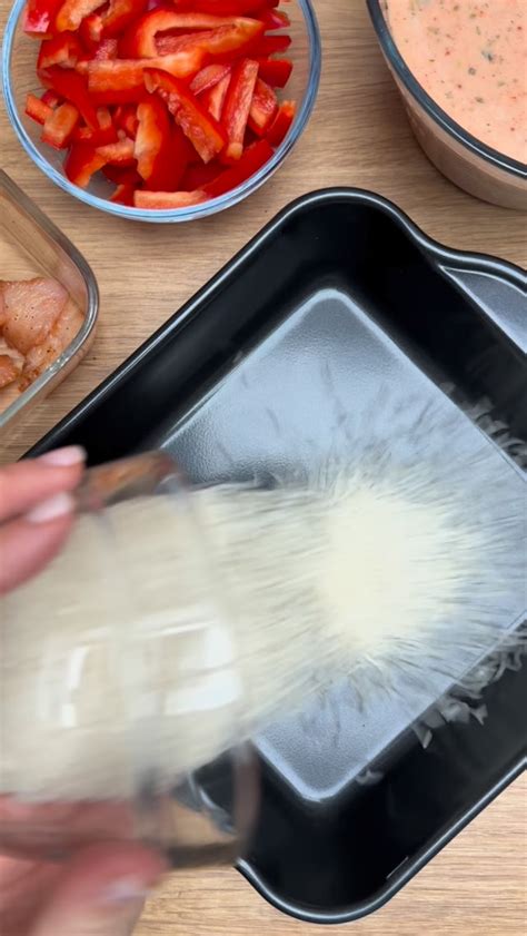 Gekühlte Himbeer-Pudding-Schnitten in einer Form
