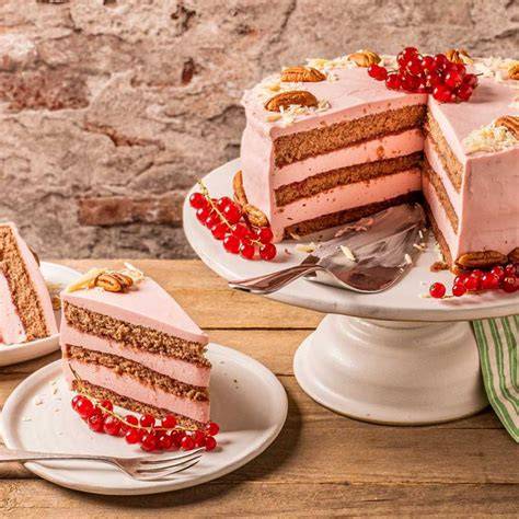 Gekühlte Johannisbeer-Torte angeschnitten