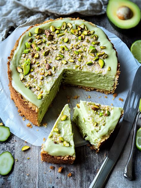 Gekühlter Avocadokuchen mit Zitronenguss und Pistazien