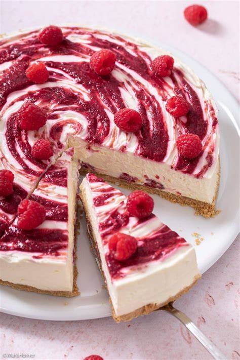 Gekühlter No-Bake Cheesecake mit frischen Himbeeren