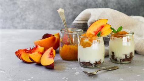 Gekühltes Joghurt-Himbeer-Pfirsich-Dessert im Glas