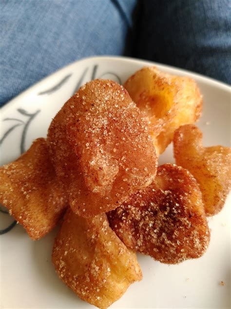 Gekochte Apfelstücke mit Zimt und Vanillepudding