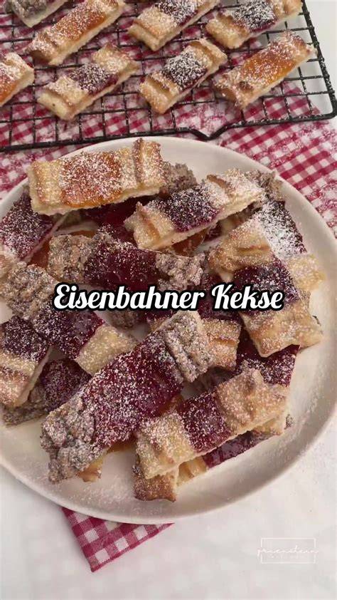 Gekreuzte Teigstreifen auf Marmelade