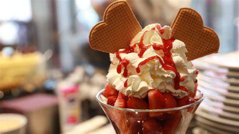 Gelateria mit Waffel- und Eiskreationen