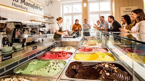 Gelateria mit handwerklich hergestelltem Gelato in der Vitrine