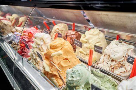 Gelateria-Auslage mit bunten Gelato-Bergen