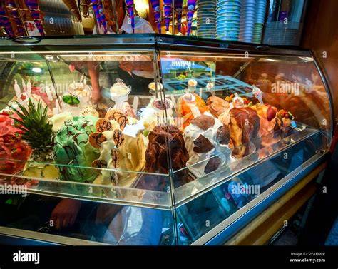 Gelato-Kugeln in einer sizilianischen Gelateria