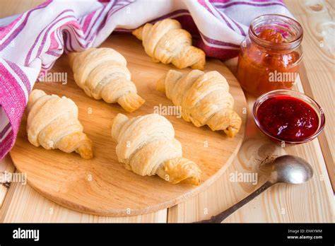 Gelbe Kriecherl Marmelade auf Brioche und Croissants - Serviervorschlag