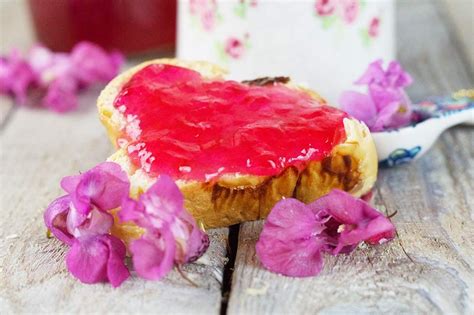 Gelee aus Springkraut-Blüten auf Brioche