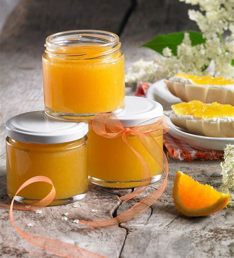 Gelee in einer Form mit Orangenzeste