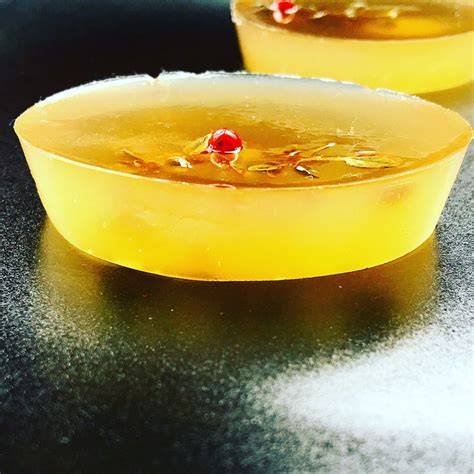 Gelee mit Prosecco wird in Gläsern abgefüllt