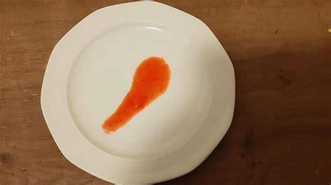 Gelierprobe auf Teller, kleine Portionen Marmelade in Gläsern
