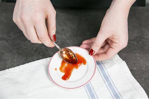Gelierprobe mit Marmelade auf Teller