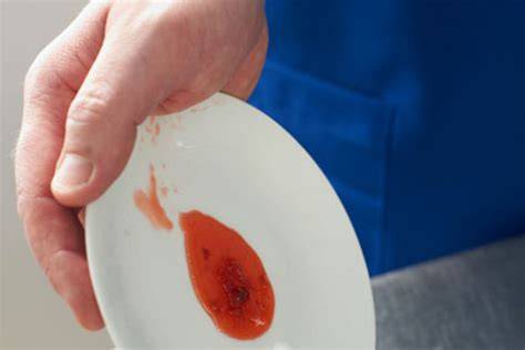Gelierprobe mit Marmeladentropfen auf kaltem Teller