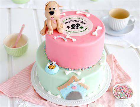 Gelungene beschriftete Fondanttorte in festlichen Farben