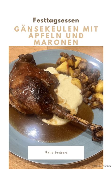 Gemüse-Bett mit Zwiebeln, Karotten, Sellerie und Äpfeln für Gänsekeulen