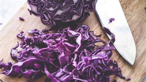 Gemüsehobel und geschnittener Rotkohl