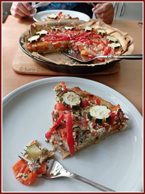 Gemüsetarte mit bunten Spiralen aus Möhren und Zucchini