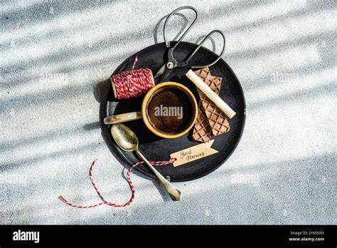 Gemütliche Kaffeeszene mit Marocchino und Gebäck auf einer Café-Terrasse